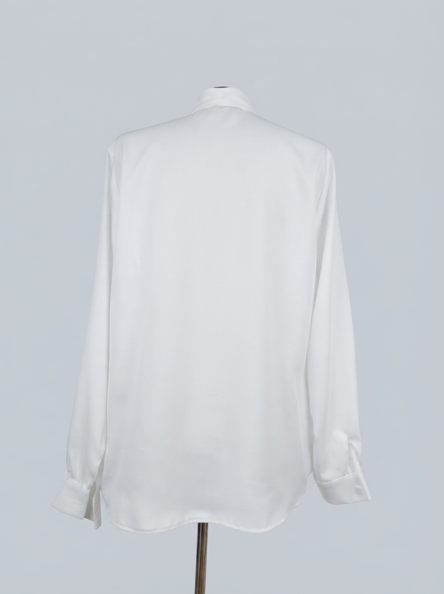 Bluza alba de dama cu maneca lunga si esarfa la gat.