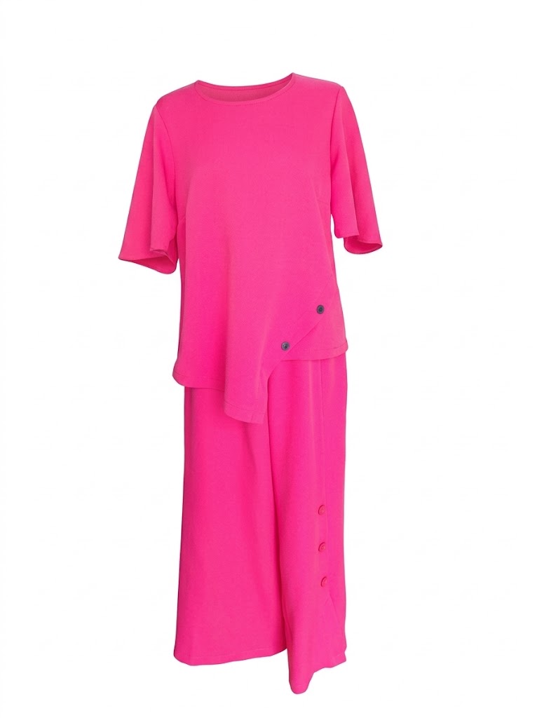 Costum dama roz fucsia din bluza asimetrica si pantaloni largi cu nasturi decorativi