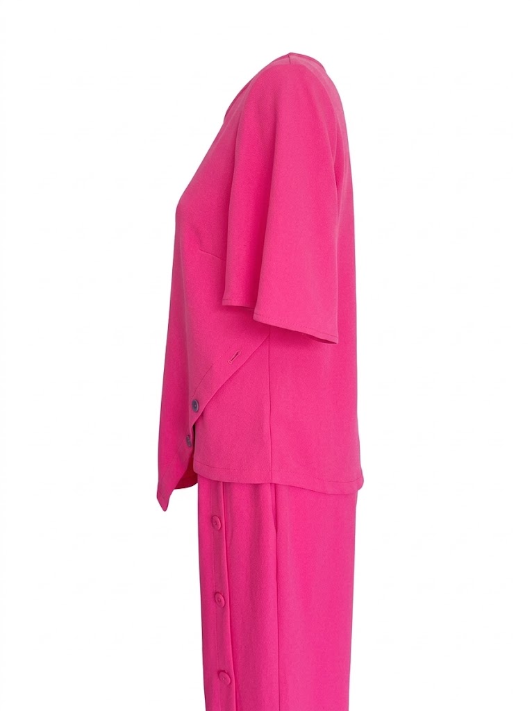 Costum dama roz fucsia din bluza asimetrica si pantaloni largi cu nasturi decorativi