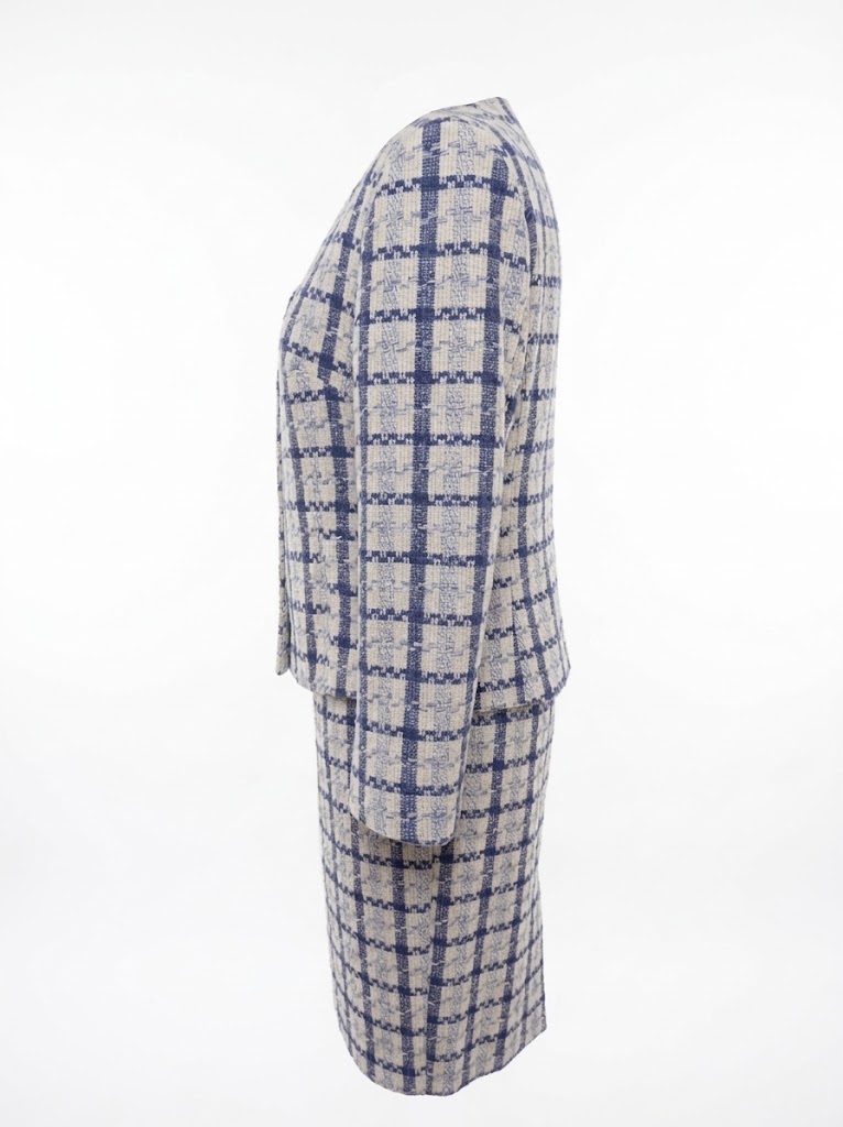 Costum tweed dama cu sacou scurt si fusta creion in carouri albastre si crem