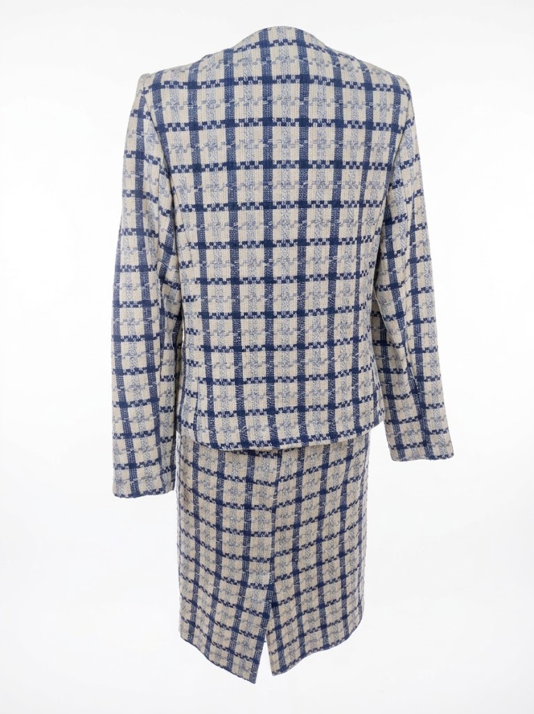 Costum tweed dama cu sacou scurt si fusta creion in carouri albastre si crem