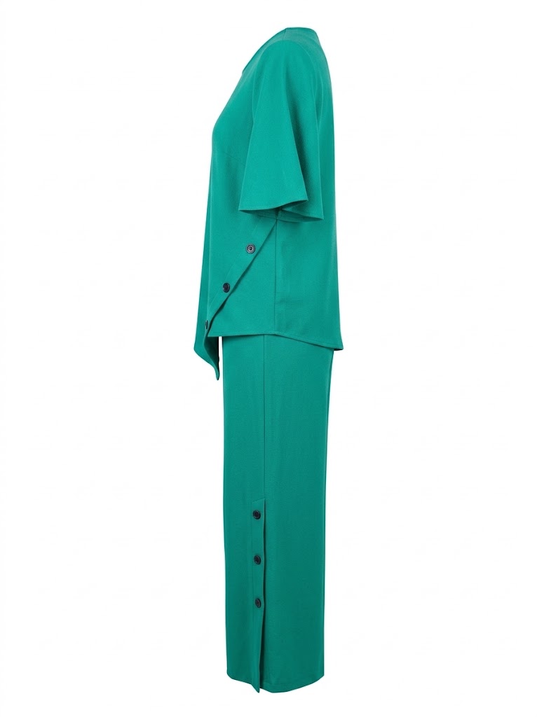 Costum dama verde cu bluza asimetrica maneca scurta si pantaloni largi nasturi