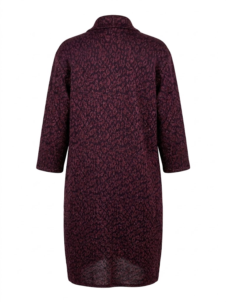 Rochie dama tricotata cu imprimeu leopard bordo, maneci trei sferturi si decolteu rotund